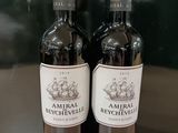 deux bouteilles de vin posées sur une table l'une à côté de l'autre