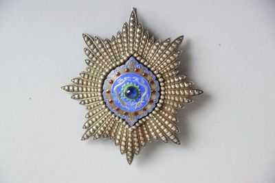 une image représentant une broche bleue et dorée ornée d'une étoile