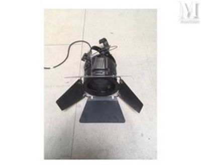 une image représentant une petite maquette de fusée spatiale