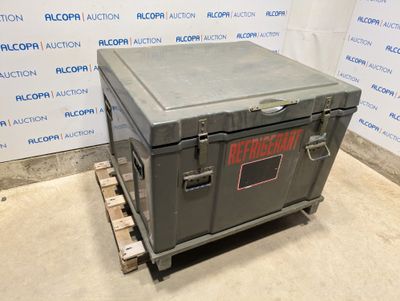 une caisse métallique posée sur une palette dans une pièce