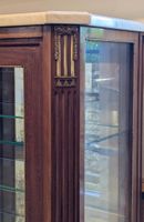 Vitrine droite en acajou sculpté, bronze et laiton doré cise… (photo 2)