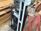 une machine posée au milieu d'un tas de bois