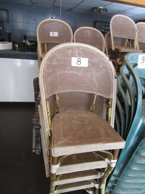 un grand nombre de chaises dans une pièce