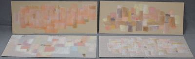 trois tableaux de couleurs différentes sont exposés sur une surface grise