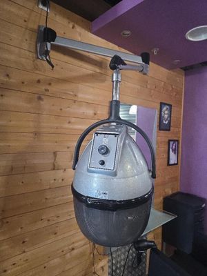 une pièce avec un canapé, un fauteuil et un mur recouvert de lambris