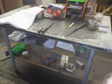 un établi sur lequel sont posés des outils dans un garage
