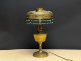 lampe de table en laiton ancien avec un abat-jour en verre perlé vert