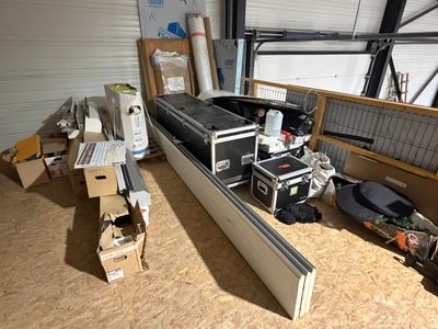 un bateau qui se trouve au milieu d'une pièce