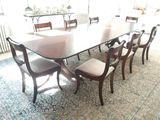 une grande table de salle à manger avec des chaises et un tapis