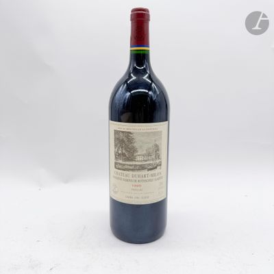 une bouteille de vin posée sur une table