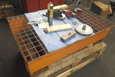 une table sur laquelle se trouvent de nombreux outils
