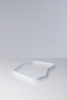plateau rectangulaire en plastique blanc avec couvercle, posé sur une surface blanche