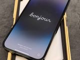 Un iPhone X est posé sur une boîte, sur une table.