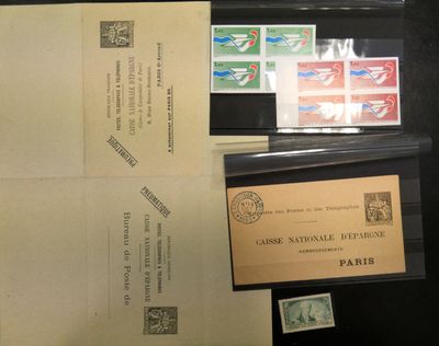 de nombreux types de timbres et d'enveloppes sur la table