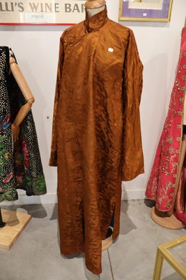 Costumes de théâtre Réunion d'un gilet long en moire fuchsia…