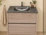 une salle de bain avec un lavabo et un miroir