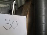 un panneau sur lequel est inscrit « 30 », devant une pile de cartons