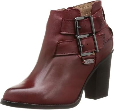 un gros plan sur une paire de bottes rouges à boucles