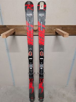 une paire de skis et une autre paire de skis sur une étagère