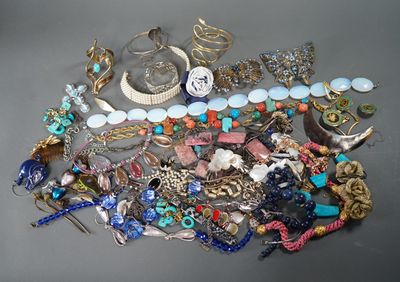 a pile of assorted jewelry sitting on a table