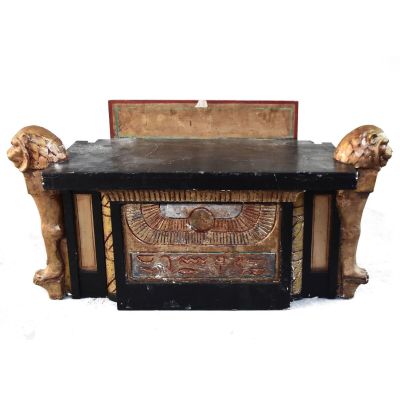 une table en bois ornée d'un motif noir et or