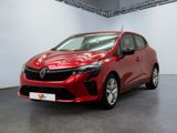 une voiture rouge garée dans un garage aux murs blancs