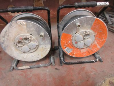 deux bobines posées sur une table
