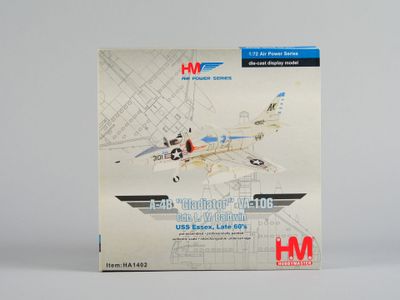 une photo d'une maquette de petit avion dans une boîte