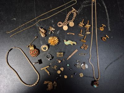 de nombreux types de bijoux sur la table