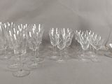 beaucoup de verres à vin et une carafe sur la table