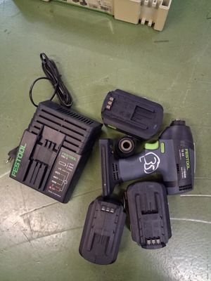 quatre piles et un chargeur posés sur une table