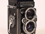 a black and white photo of a rolleiflex camera