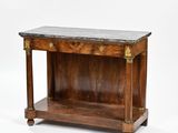 une vieille table en bois avec un plateau en marbre posée sur un plan de travail blanc