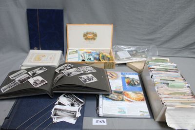 Varia dans un carton : une collection de sous-bock, fiches r…