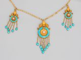 un ensemble composé d'un collier et de boucles d'oreilles en or et turquoise