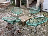 quatre chaises et une table dans la cour d'une maison