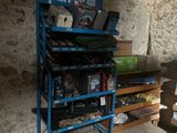 une étagère bleue sur laquelle sont posés tout un tas d'objets