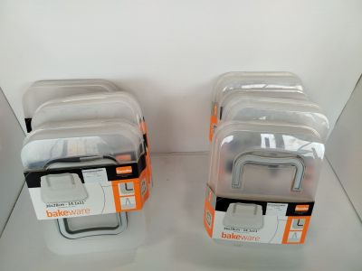 Plusieurs récipients en plastique sont empilés les uns sur les autres sur une étagère