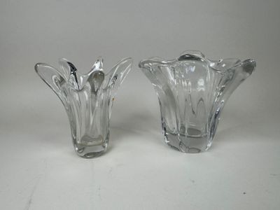deux vases en verre posés sur une surface blanche