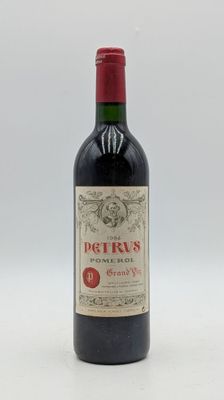 une bouteille de vin posée sur une table