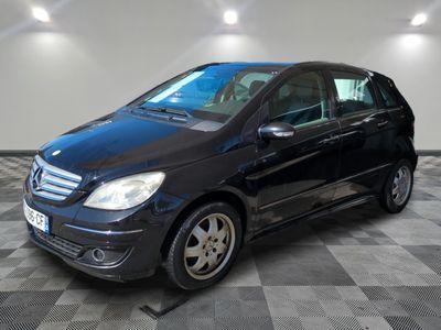la classe b de la mercedes est garée sur un sol en damier