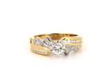 gros plan d'une bague en diamant sur fond blanc