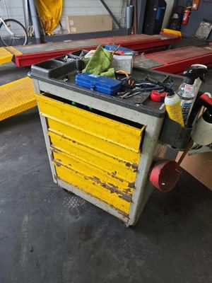 un établi avec des outils dans un garage