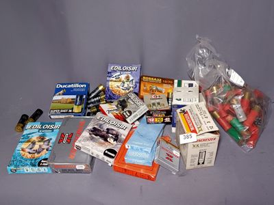 many items that are sitting on a table