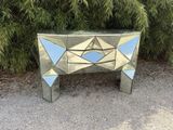 un banc fait de carreaux miroirs au bord de la route