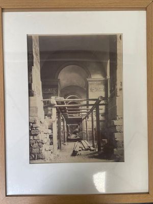 une photo en noir et blanc d'une vieille photo d'un bâtiment