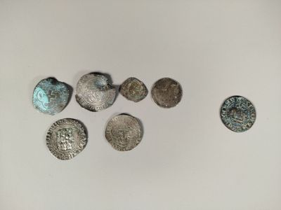 plusieurs pièces d'argent posées les unes à côté des autres sur une table