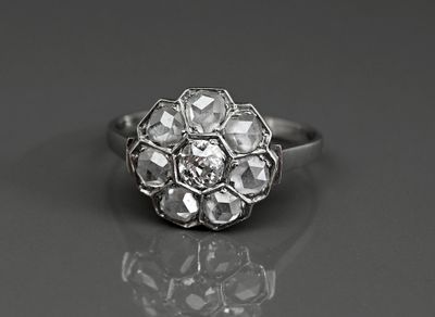 gros plan d'une bague en diamant sur une surface réfléchissante