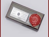 une photo d'un billet rouge et blanc sur lequel figure un cachet rouge
