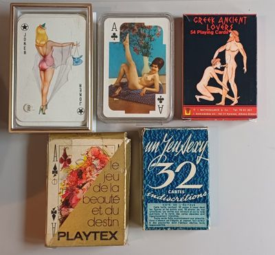 quatre cartes à jouer posées les unes à côté des autres sur une table